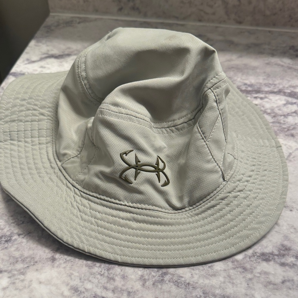 Under Armour beige bucket fishing hat.